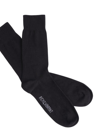 High quality crew socks for women and men, made of GOTS certified organic cotton. Basic Black by Rich&Vibrant.
